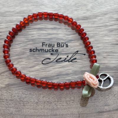 Süsses, handgefertigtes Karneol-Armband mit 925-Silberner Brezel-Anhänger und Blume