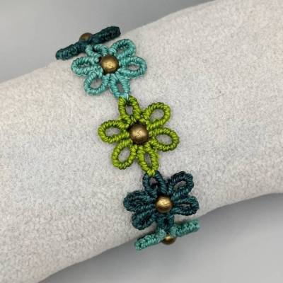 zierliches Makramee Armband Motiv Blumen in grün, petrol und türkis mit bronzefarbenen Metallperlen
