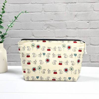 Projekttasche S für Sockenstricken – Handgenähte Baumwolltasche mit Mäusemotiv & Reißverschluss