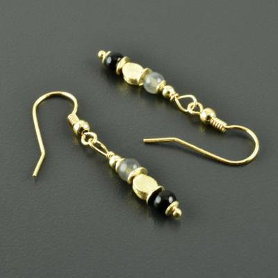 Ohrringe mit Turmalin, Labradorit und vergoldetem 925er Silber, Hängeohrringe Edelsteine in schwarz und grau, Geschenk