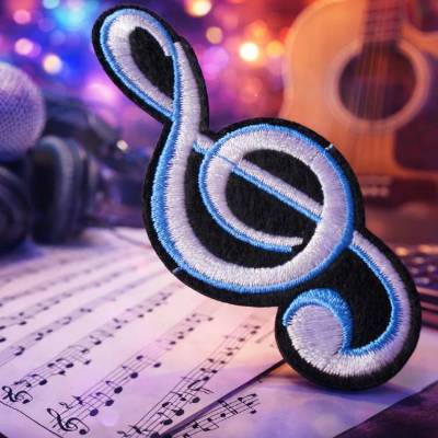 Notenschlüssel Patch zum Aufbügeln – Musik Applikation in Schwarz, Weiß & Hellblau, ca. 9 cm x 4 cm