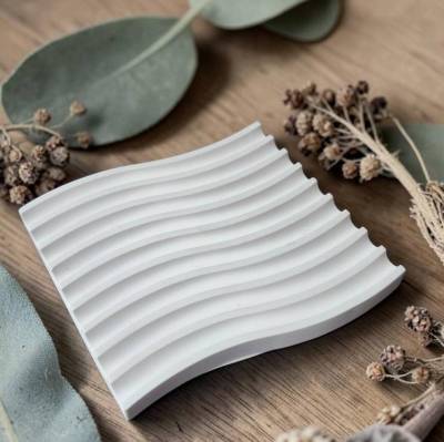 Wellen-Tablett "Wave" – Moderne Ablage für Schmuck & Parfum aus weißem Gießpulver