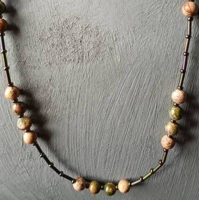 zarte federleichte Edelsteinkette, dezente bunte Jaspis-perlen in braun, crem, grün und lila, Unikat reizendes Geschenk