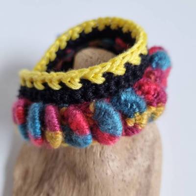 Häkelarmband, extravagantes und auffälliges Textilarmband