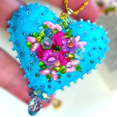 Herz türkis mit roten Rosen als Anhänger Brosche handbestickt – Brautschmuck im Boho Ibiza Stil, Trachtenschmuck