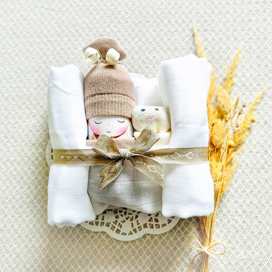 Windelbaby beige - neutrales Geschenk für Babys im Boho-Stil Bild 1