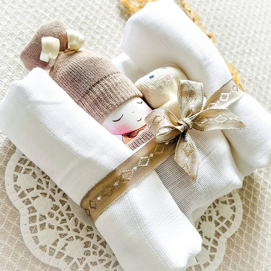 Windelbaby beige - neutrales Geschenk für Babys im Boho-Stil Bild 2