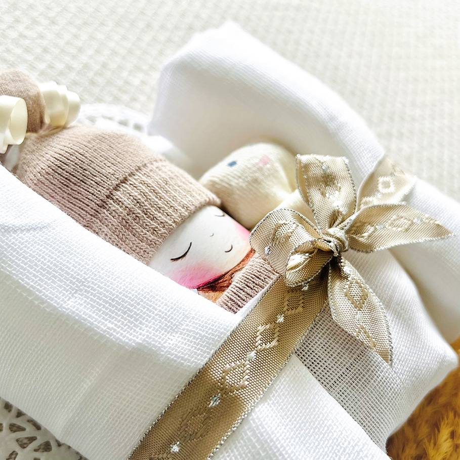 Windelbaby beige - neutrales Geschenk für Babys im Boho-Stil Bild 4