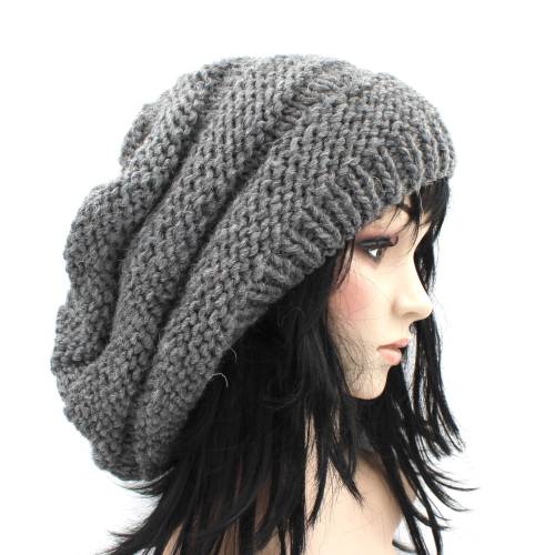 Handgemachte graue Alpaka-Strickmütze mit gehäkelter Blume