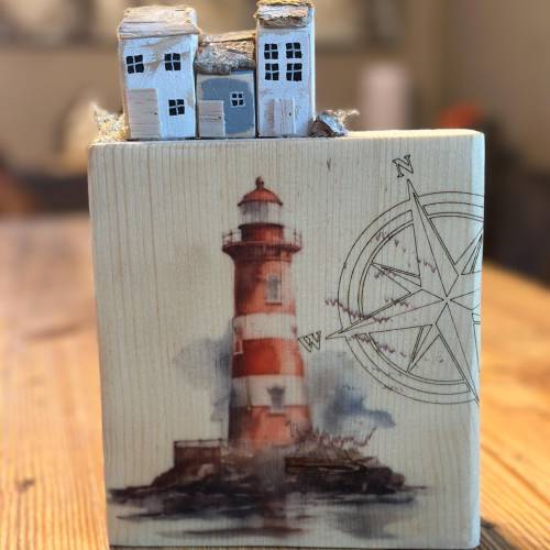 Handgemachtes Wandbild aus Massivholz – Maritimes Holzschild mit Leuchtturm & Küstenhäusern – Nordsee/Ostsee Deko Unikat
