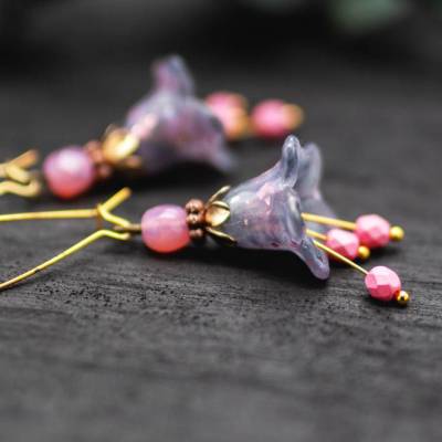 Blütenohrringe grau rosa mit handbemalten Blüten und Glasperlen – romantischer Boho Schmuck