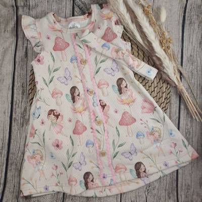 Sommerkleid "Blumenfee" mit Flügelärmeln, Fake-Knopfleiste & Haarband – Größe 86, 92 – Feen & Schmetterlinge