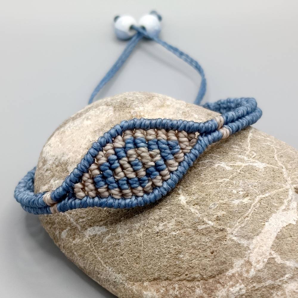 trendiges Makramee Armband mit Rautenmuster in blau und beige Bild 1