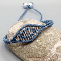 trendiges Makramee Armband mit Rautenmuster in blau und beige