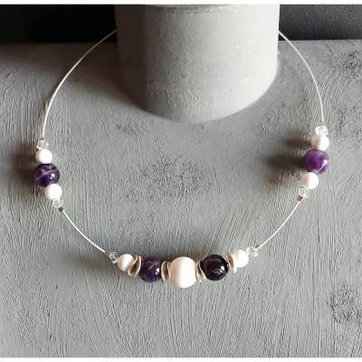 faszinirender Halsreif mit lila Amethyst-Perlen und weißen Friedens-Achat, Unikat handgemacht, reizendes Geschenk