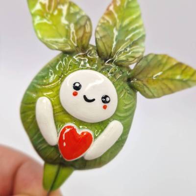 Handgefertigte Waldgeister Broschen aus Polymer Clay – Süße Kawaii Natur Anstecknadeln mit Herz – Unikat  Geschenk