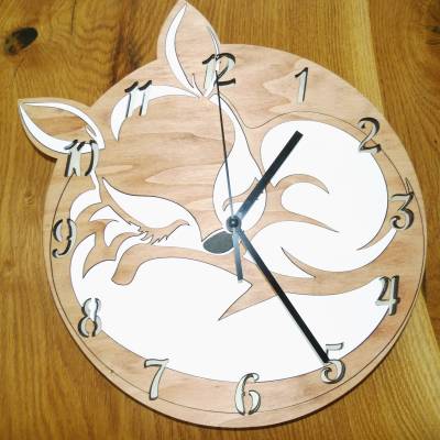Schlafendes Reh Kinder-Wanduhr 30 cm – Leises Uhrwerk, Holzoptik, wählbare Zeigerfarben