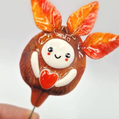 Handgefertigte Waldgeister Broschen aus Polymer Clay – Süße Kawaii Natur Anstecknadeln mit Herz – Unikat  Geschenk