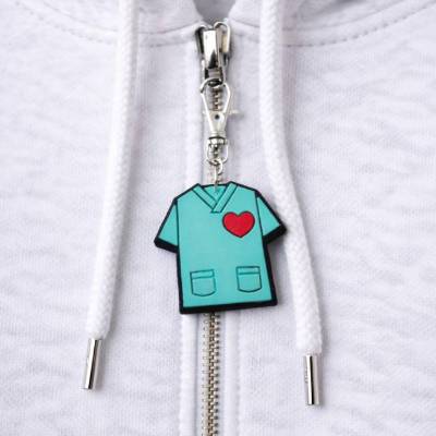 Zipper mit Herz Kasack – Reißverschluss-Anhänger für Pflege & Klinik aus Gummi PVC, 
