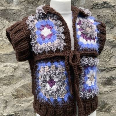 Luxus Granny Weste handgehäkelt – Flauschige Boho Strickweste Unikat | Größe 36-40 | Premium Wollmix