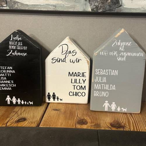 Personalisiertes Holzhaus – Geschenk mit Namen, Familienschild & Deko aus recyceltem Holz