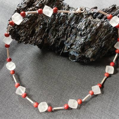 Zarte Edelsteinkette in rot-weiß mit Korallen, Bergkristall und Silber, Unikat handgemacht. Tolle Geschenkidee portofrei