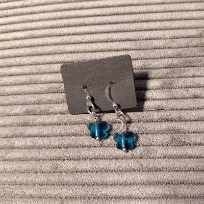 Niedliche Schmetterling Ohrhänger aus Glas – Handgemachter Frühlingsschmuck, Edelstahl, Allergikerfreundlich