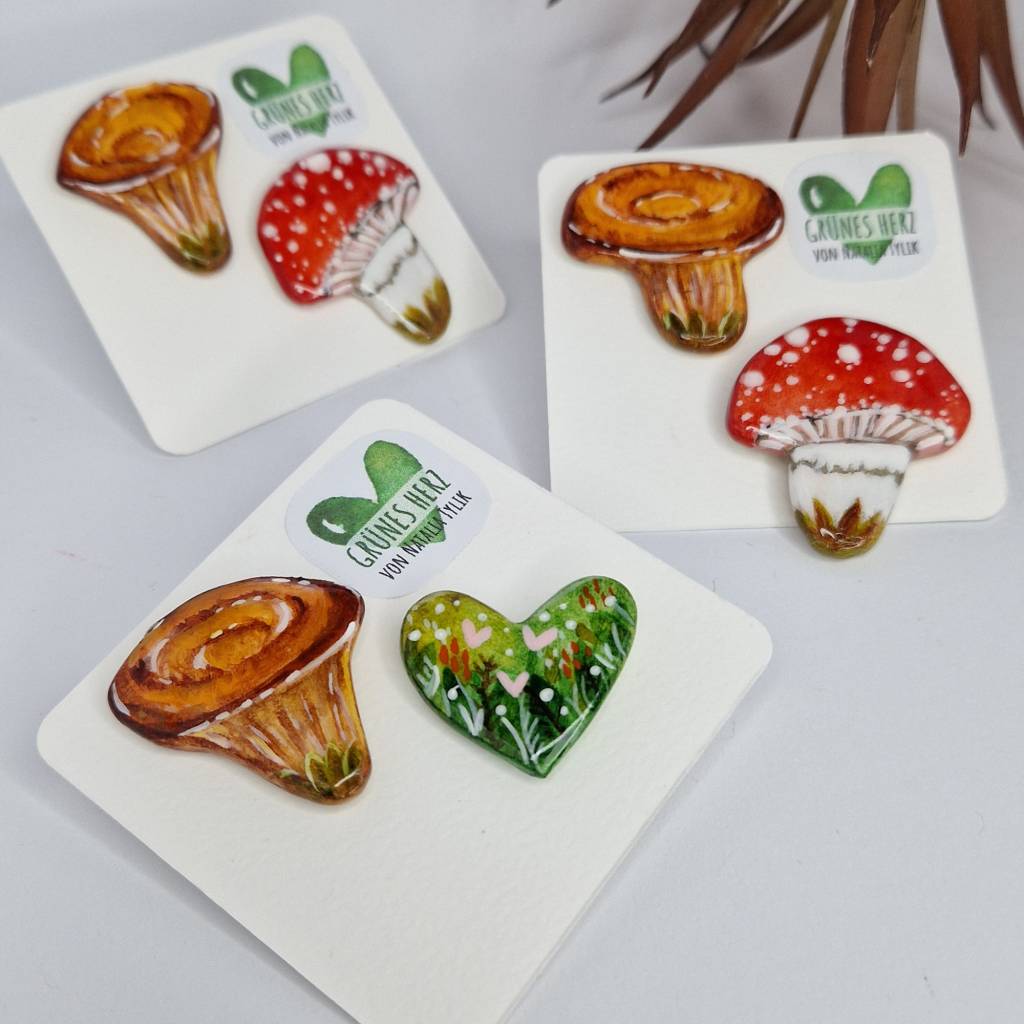 Glückspilz Pins 2er Set – Kleine Ansteckpins Fliegenpilz & Pfifferling, Geschenkfertig verpackt, Wald-Thematik Unikat Bild 1