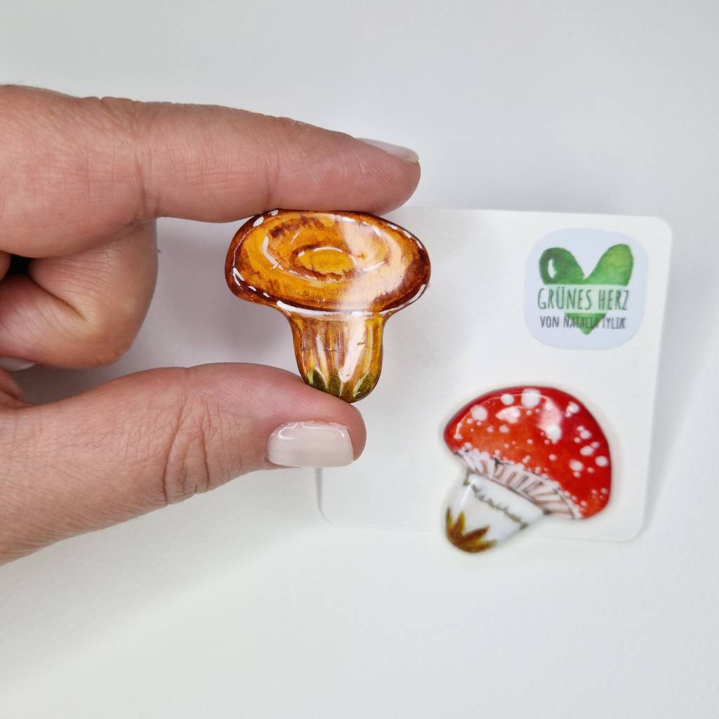 Glückspilz Pins 2er Set – Kleine Ansteckpins Fliegenpilz & Pfifferling, Geschenkfertig verpackt, Wald-Thematik Unikat Bild 4