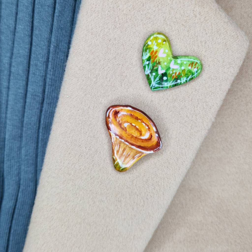 Glückspilz Pins 2er Set – Kleine Ansteckpins Fliegenpilz & Pfifferling, Geschenkfertig verpackt, Wald-Thematik Unikat Bild 6