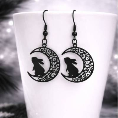 Filigrane Halbmond Hase Ohrringe aus Edelstahl – Mystischer Schmuck in Schwarz