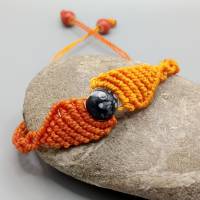 trendiges Makramee Armband in orange und gelb mit einer marmorierten Acrylperle