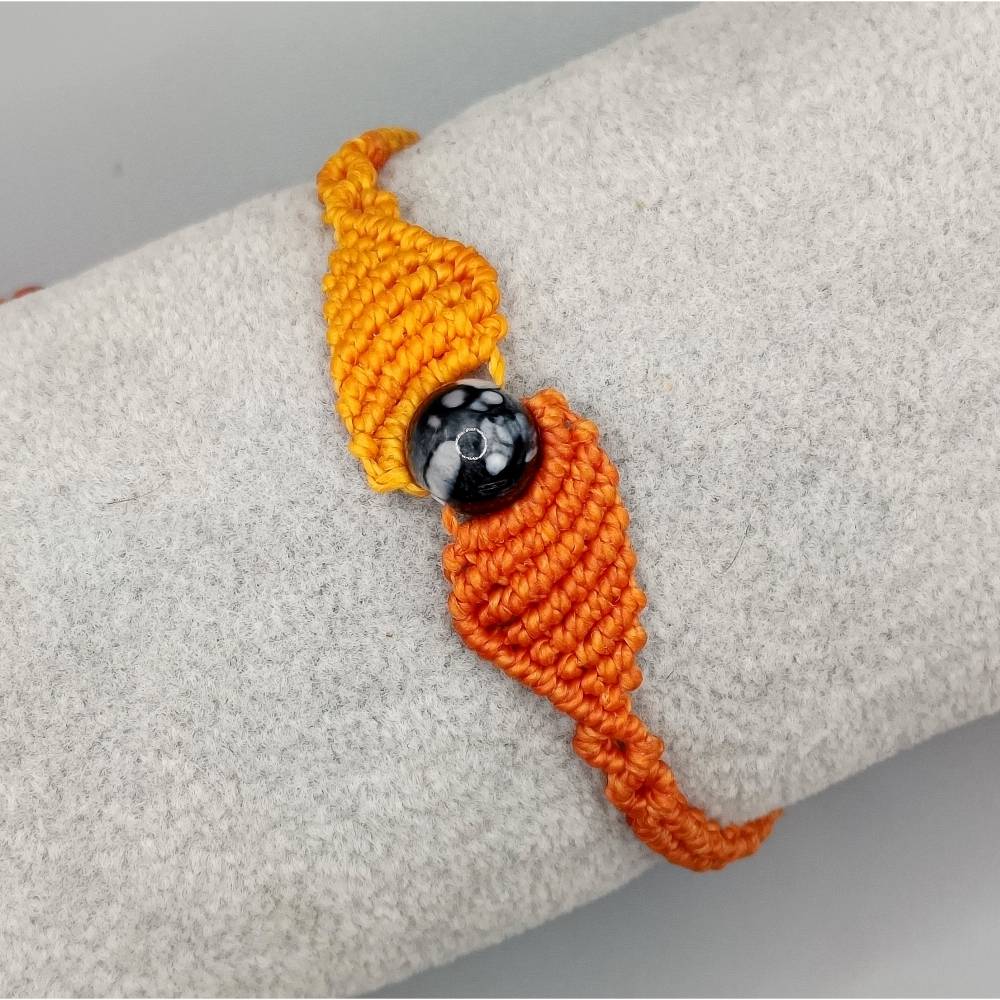 trendiges Makramee Armband in orange und gelb mit einer marmorierten Acrylperle Bild 2
