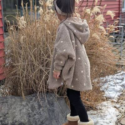 Kuschelige Teddyjacke für Kinder aus weichem Teddyfleece mit hautfreundlichem French-Terry-Futter. Perfekt als Übergangs