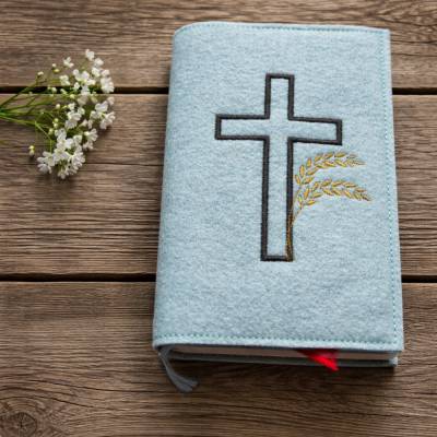 Gotteslobhülle aus Wollfilz mit Kreuzsymbol und Ähre – handgemacht | Schutz für Gotteslob | Kommunion / Kirche