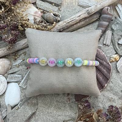 „Sunny“ - Heishi-Armband mit buntem Schriftzug