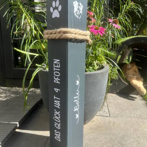 Personalisierte Haustier Dekosäule aus Holz – Namensschild & Spruch | Geschenk für Hundebesitzer & Katzenfreunde, Gartendeko