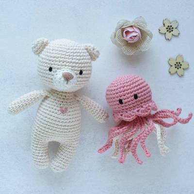 Geschenkset zur Geburt Baby Mädchen: Häkel-Mini-Teddy & Qualle, Puder-Koralle