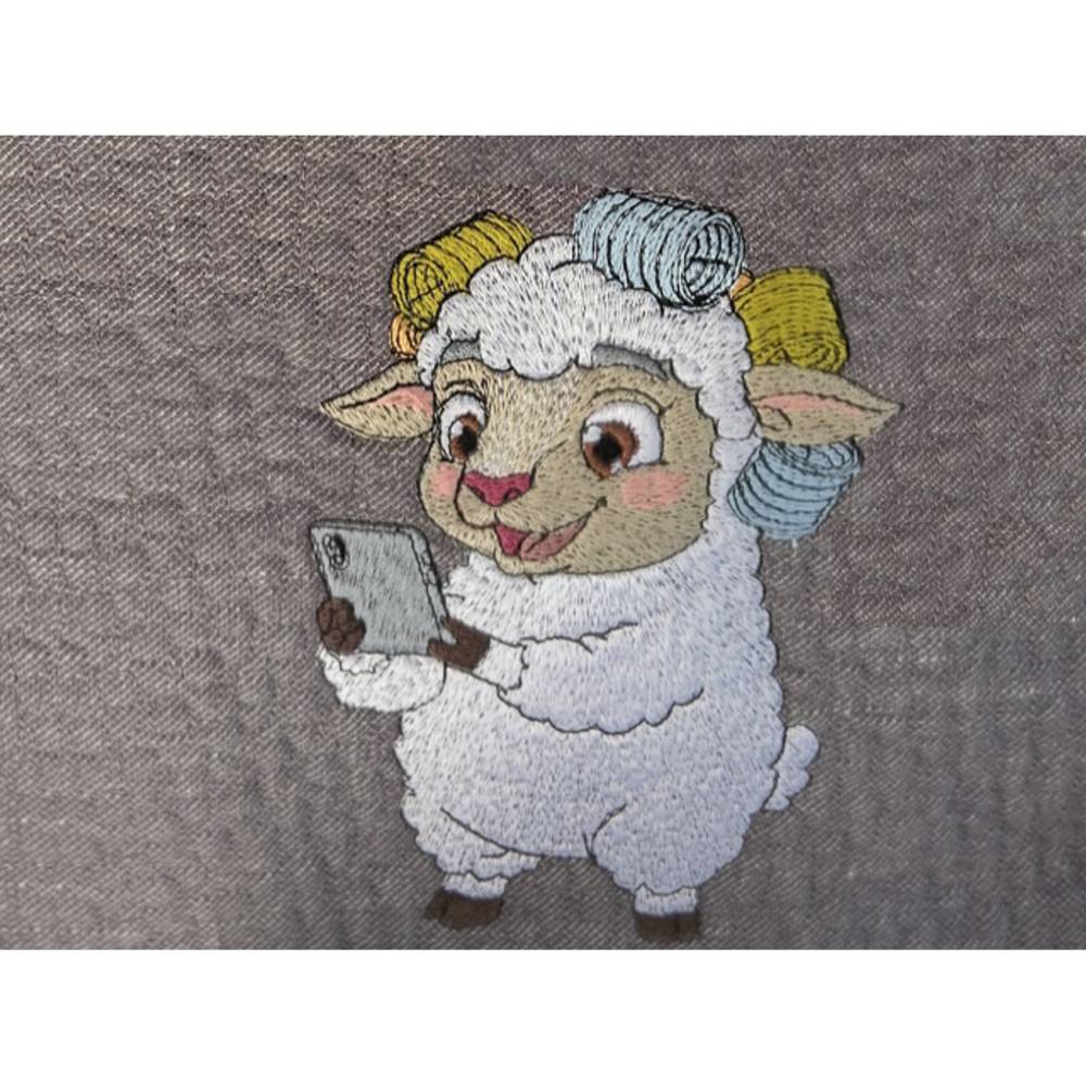 Schaf mit Handy & Lockenwicklern Stickdatei 10x10cm – Bad Hairday Wellness-Motiv für Stickmaschine Bild 1