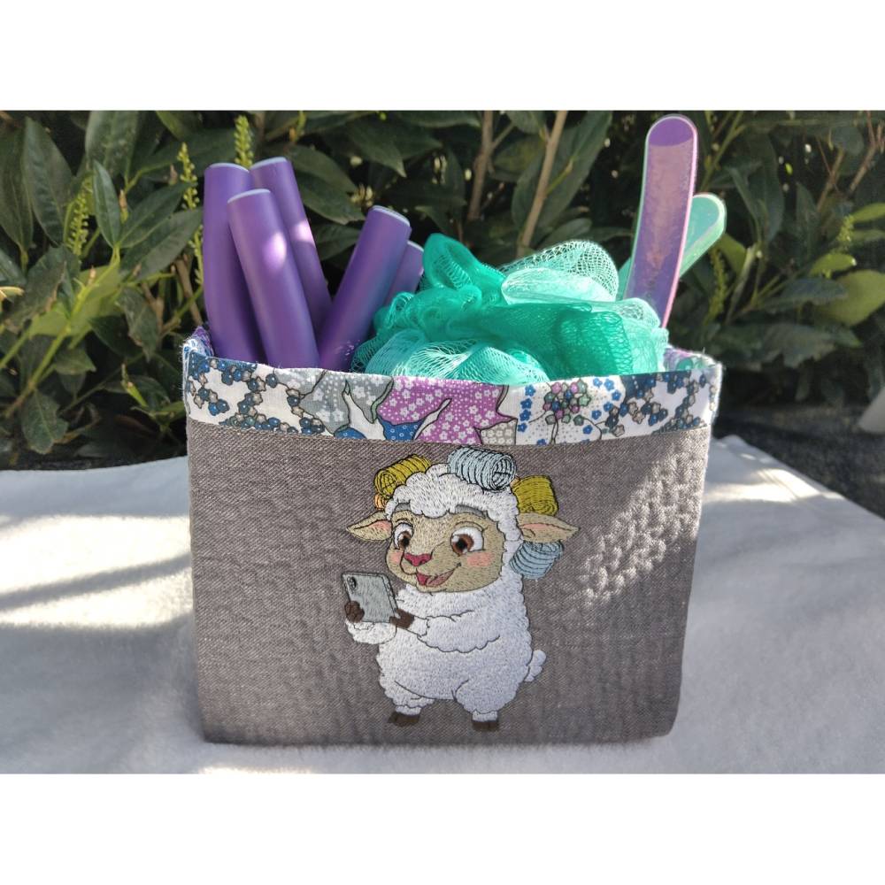 Schaf mit Handy & Lockenwicklern Stickdatei 10x10cm – Bad Hairday Wellness-Motiv für Stickmaschine Bild 3