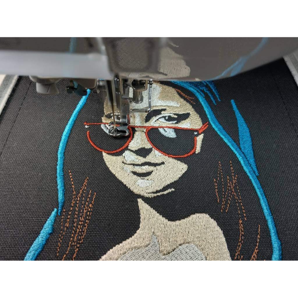 Mona Lisa Lichteffekt 18x18cm bzw. 20x20cm Stickdatei – Streetstyle Kunst für schwarze Stoffe Bild 2