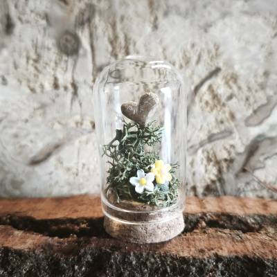 Miniatur 2 Herzen unter Cloche  Herzen mit blumen auf Moos – handgefertigte Miniatur Fairygarden cloche 