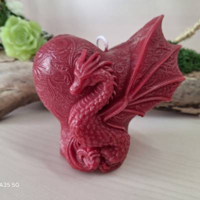 Herzkerze mit Drache im Farbverlauf Altrosa-Lila – Handgegossene Fantasy Kerze als Geschenk