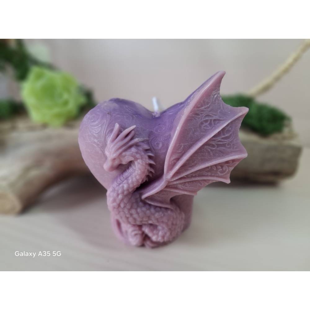 Herzkerze mit Drache im Farbverlauf Altrosa-Lila – Handgegossene Fantasy Kerze als Geschenk Bild 2