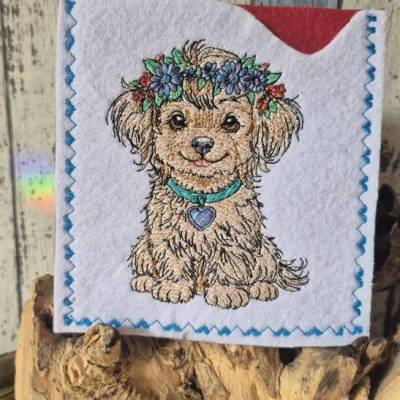 Stickdatei Hund mit Blumenkranz 10x10cm – Niedliches Blumenhündchen für deine Stickmaschine