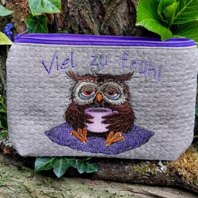 Stickdatei Eule Morgenmuffel 10x10cm – Perfekt für Kaffeejunkies & Nachteulen