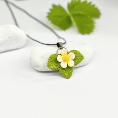 Erdbeerblüten und Blätter Anhänger Kette Polymer Clay Wildblumen Kette Nylonkordel