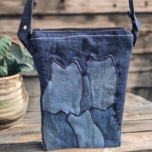 Jeanstasche mit Katzen-Applikation – Handgemachte Umhängetasche aus recyceltem Denim 20x28 cm – Unikat & Geschenkidee Up
