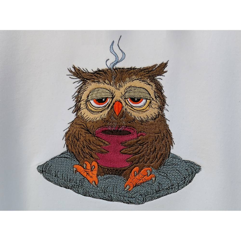 Stickdatei Eule Morgenmuffel 14x14cm bzw. 15x15cm – Perfekt für Kaffeejunkies & Nachteulen Bild 1