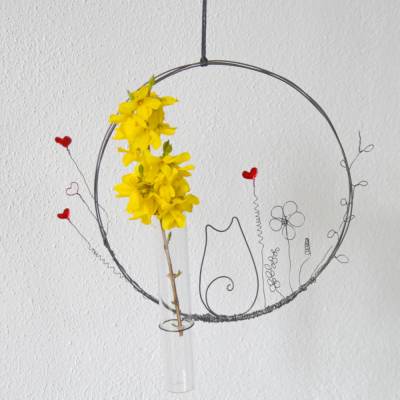 Dekokranz aus Draht mit Katze, Herzen und Vase